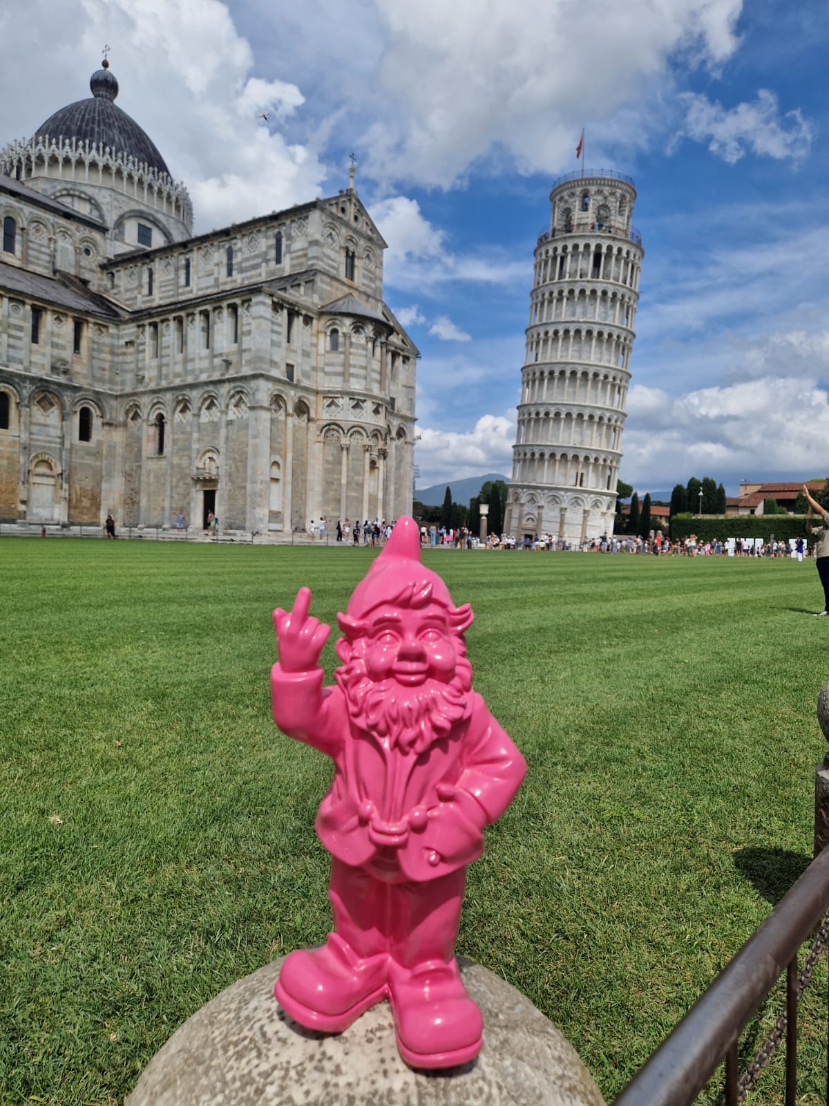 Stoobz.nl - Gnome flipping the bird in front of the tower of pisa