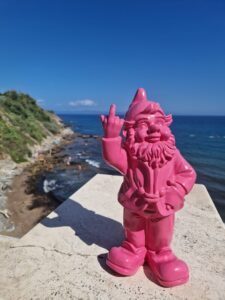 Stoobz.nl - Gnome flipping the bird on his way to Elba