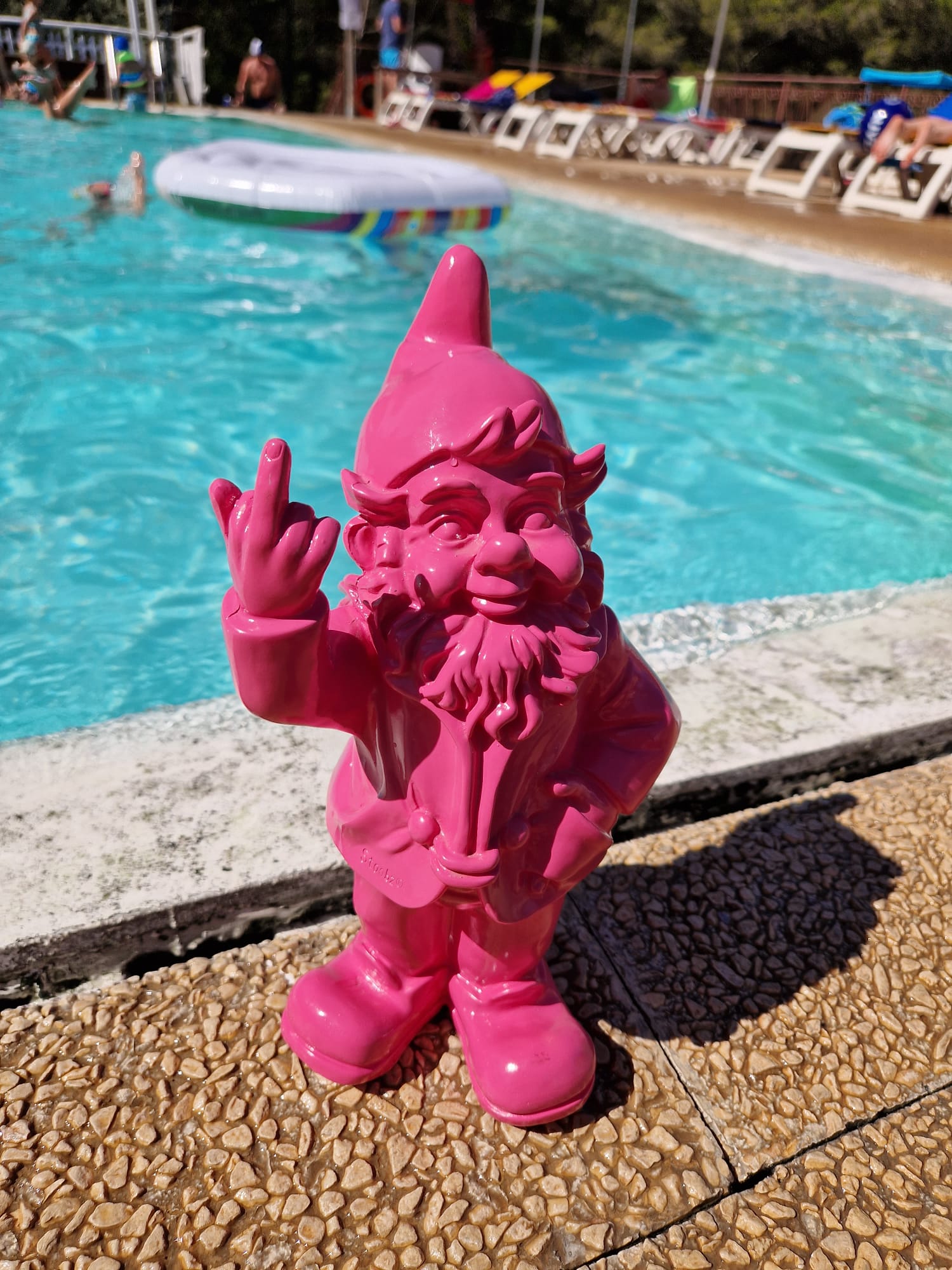 Stoobz.nl - Kabouter Middelvinger bij het zwembad
