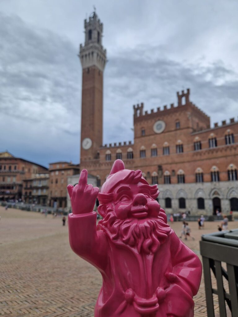 Stoobz.nl - Kabouter Middelvinger fuchsia on tour Stoobz.nl - Kabouter Middelvinger fuchsia on tour