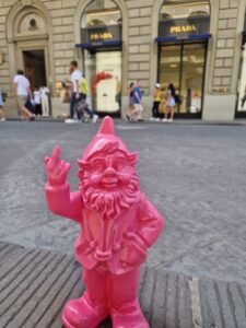 Stoobz.nl - Kabouter Middelvinger fuchsia shopping in the big city