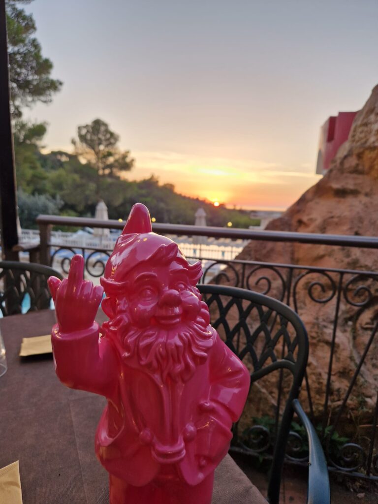 Stoobz.nl - Kabouter Middelvinger ondergaande zon